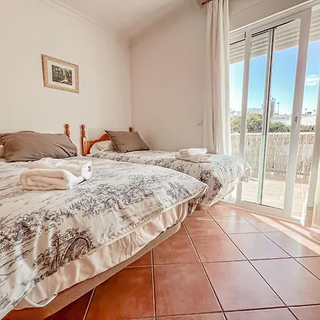 2-bedroom With Full-length Balcony And Shared Roof Terrace In